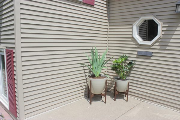 DIY Modern Planter Stands | Home Coming for Remodelaholic.com