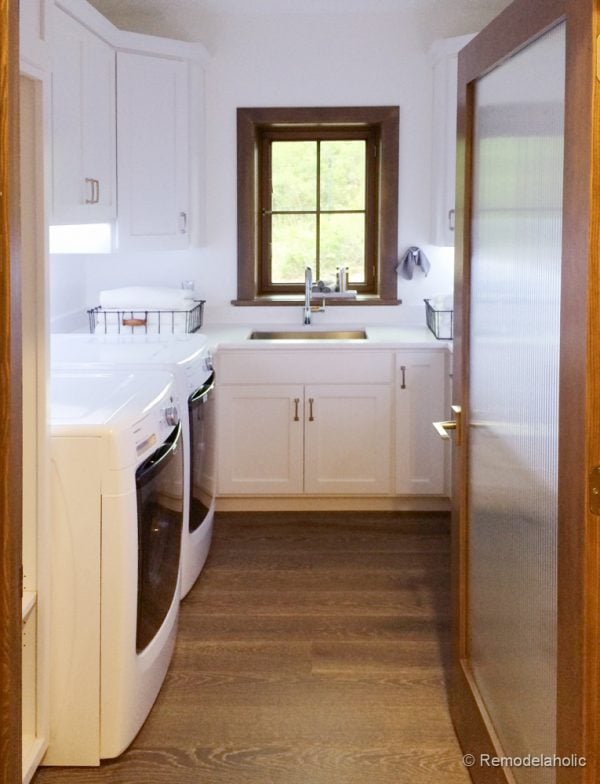 White and wood toned laundry room. Fabulous Laundry room design ideas from @Remodelaholic